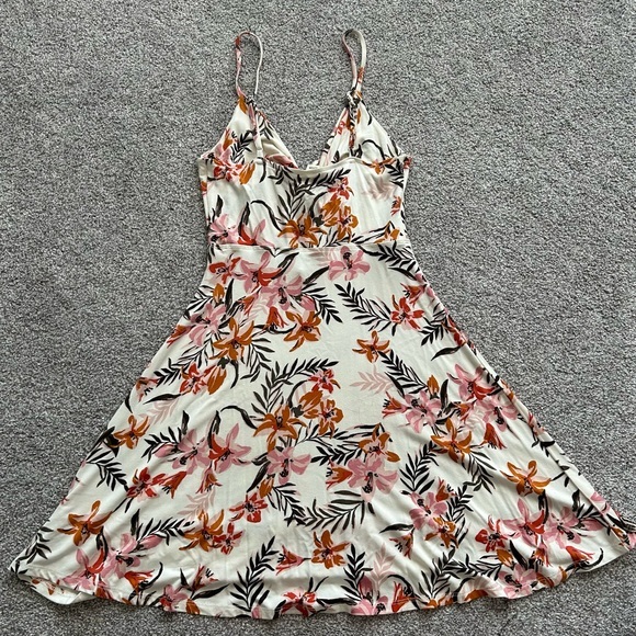 Garage XS Soft Floral Twist Front Dress‎ - Picture 5 of 8